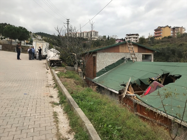 Kocaeli'de hafif ticari araç evin çatısına düştü