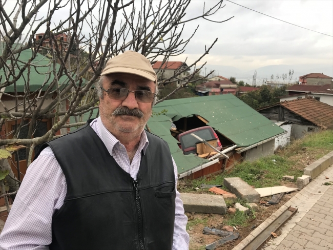 Kocaeli'de hafif ticari araç evin çatısına düştü