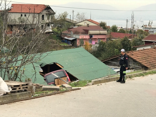 Kocaeli'de hafif ticari araç evin çatısına düştü