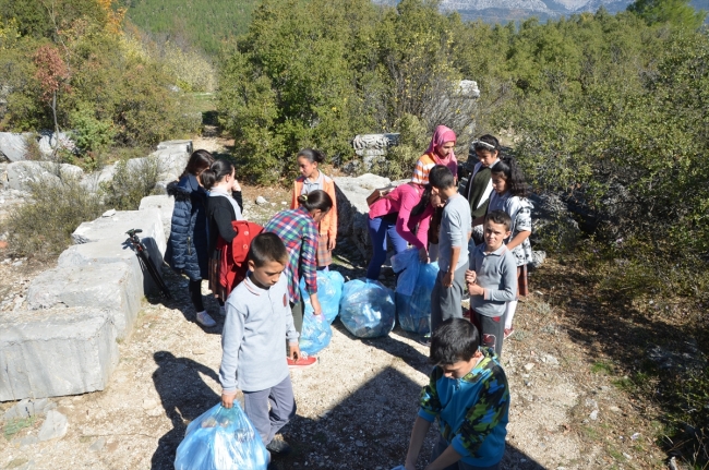 Öğrenciler Kagrai Antik Kenti'nde çöp topladı