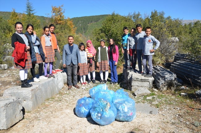 Öğrenciler Kagrai Antik Kenti'nde çöp topladı