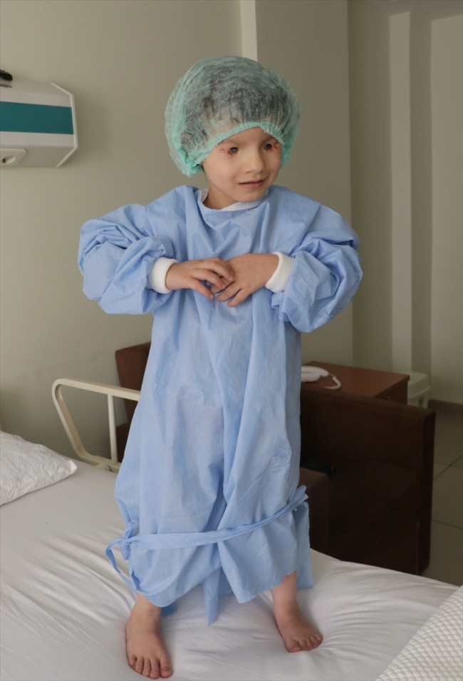 Anne karnında kapanan gözleri Türkiye'de ışığa kavuştu