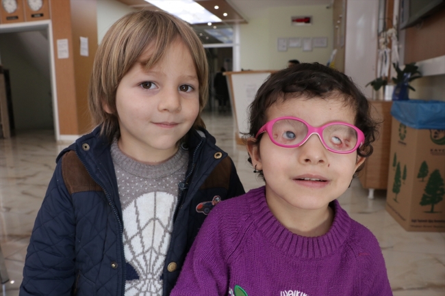 Anne karnında kapanan gözleri Türkiye'de ışığa kavuştu