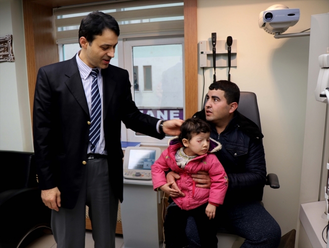 Anne karnında kapanan gözleri Türkiye'de ışığa kavuştu