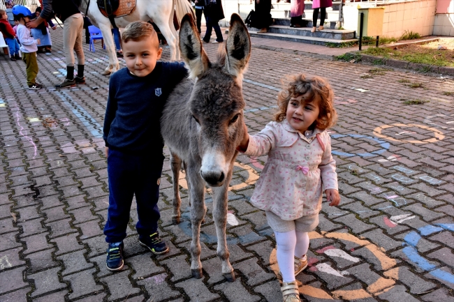 Trabzon'da köy okullarını gezip çocuklara hayvan sevgisi aşılıyorlar