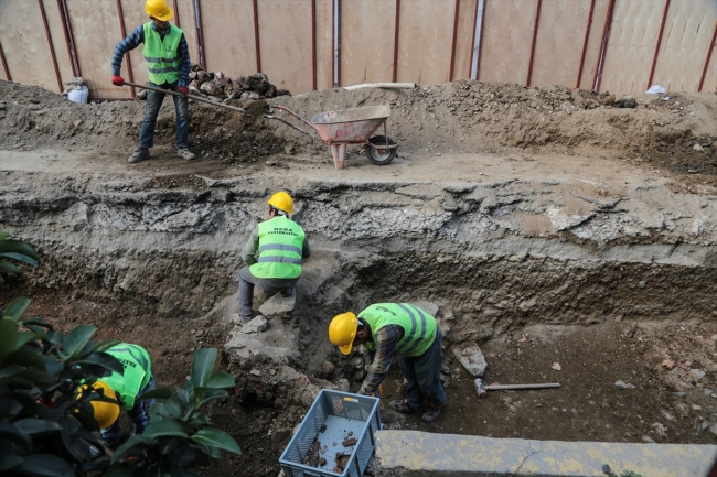 Üsküdar'da kanal çalışması sırasında tarihi kalıntılar bulundu