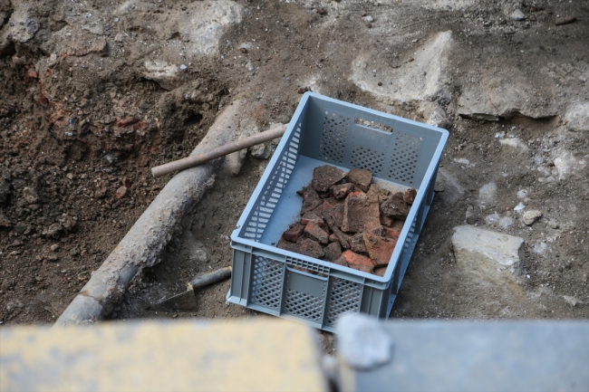 Üsküdar'da kanal çalışması sırasında tarihi kalıntılar bulundu