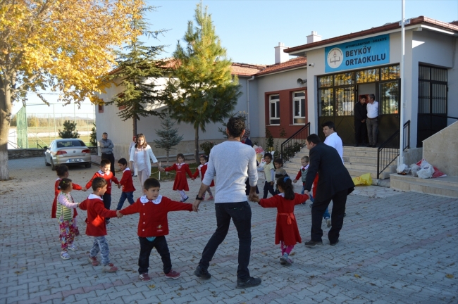 Üniversite öğrencileri geleneksel çocuk oyunlarını yeni nesle öğretiyor