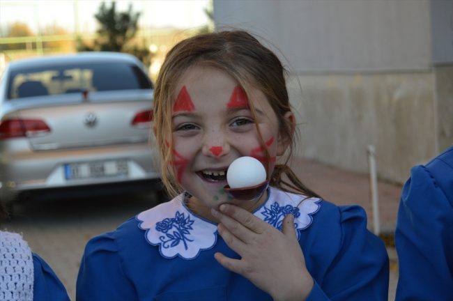 Üniversite öğrencileri geleneksel çocuk oyunlarını yeni nesle öğretiyor
