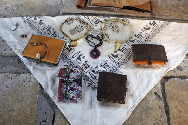 İdealleri için yola çıkan iki Türk genci sokaklarda etnik müzik yapıyor