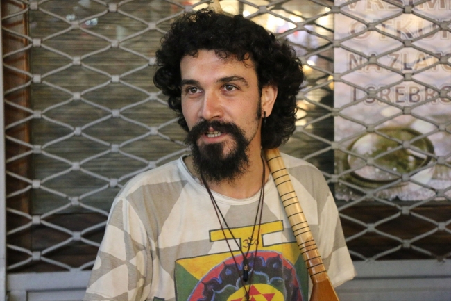 İdealleri için yola çıkan iki Türk genci sokaklarda etnik müzik yapıyor