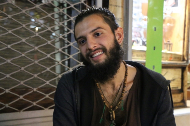 İdealleri için yola çıkan iki Türk genci sokaklarda etnik müzik yapıyor