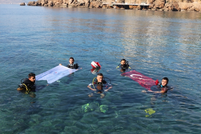 Denizde 10 metre derinlikte kitap okudular