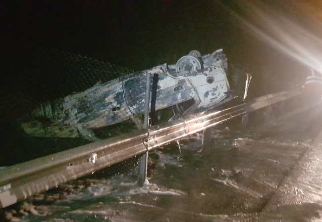 Otoyolda devrilen araç alev aldı