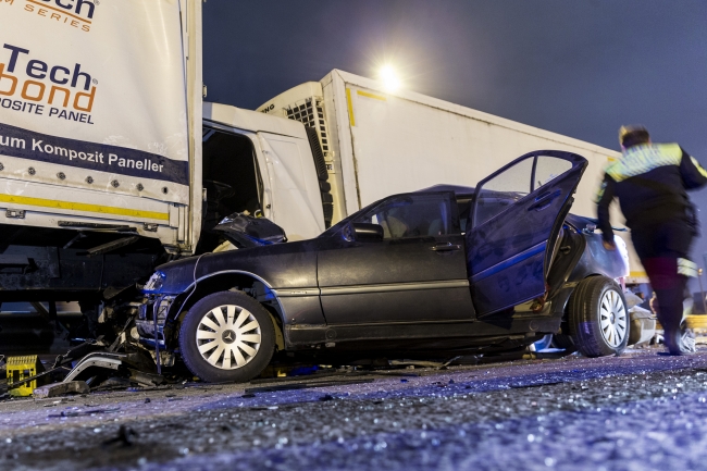 TEM Otoyolu'nda zincirleme trafik kazası: 1 ölü, 2 yaralı