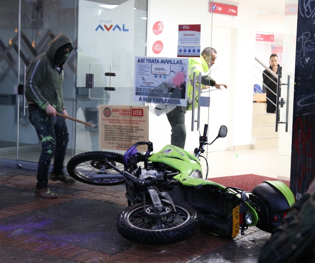 Kolombiya'da protesto gösterileri şiddete dönüştü