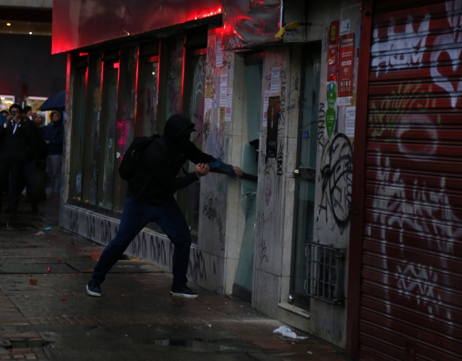 Kolombiya'da protesto gösterileri şiddete dönüştü