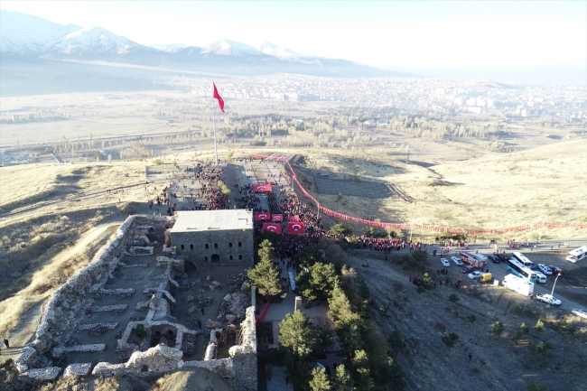 93 Harbi'nin yıl dönümünde binlerce insan "ecdada saygı" için yürüdü