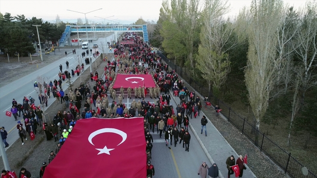 93 Harbi'nin yıl dönümünde binlerce insan "ecdada saygı" için yürüdü