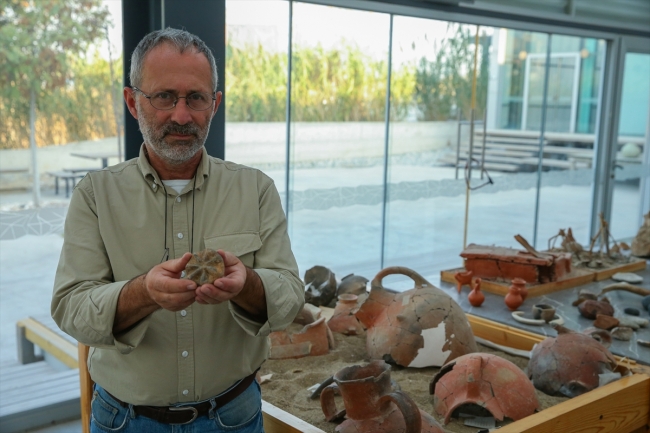İzmir Yeşilova Höyüğü'nde 8 bin yıllık "güneş mührü" bulundu