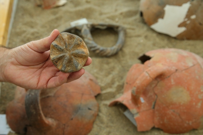 İzmir Yeşilova Höyüğü'nde 8 bin yıllık "güneş mührü" bulundu