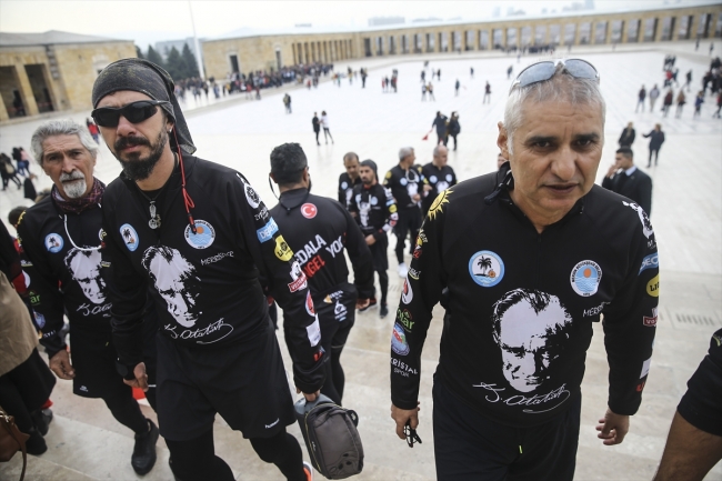 Anıtkabir'e gelmek için 500 kilometre pedal çevirdiler