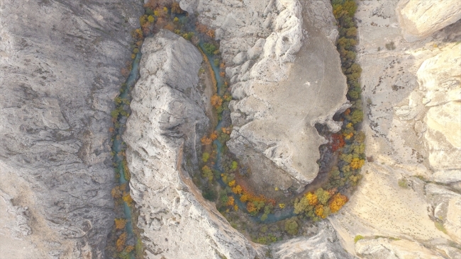 Tohma Kanyonu ziyaretçilerine sonbaharın güzelliğini yaşatıyor