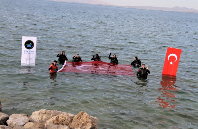 Mavi dünyanın gizemini Van Gölü'nde keşfediyorlar