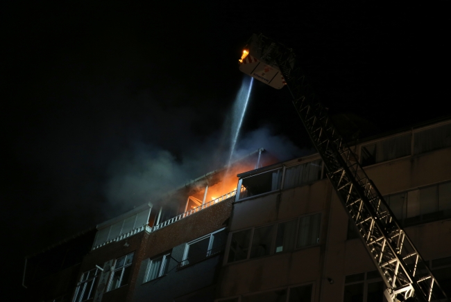 Kağıthane'de 6 katlı binada yangın