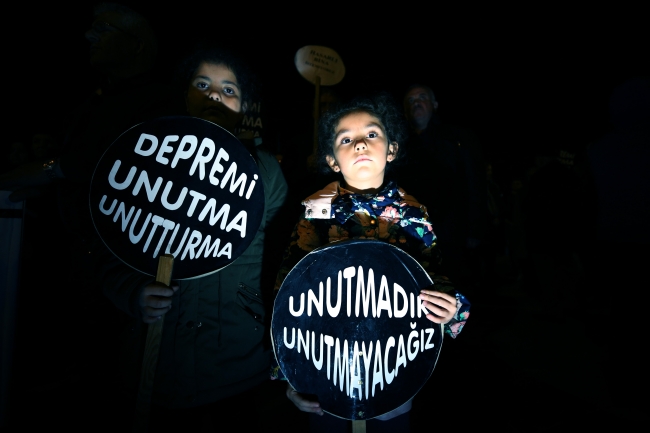 Düzce depreminde hayatını kaybedenler anıldı