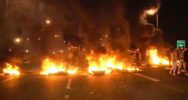 Gazze'de ateşkes kutlaması İsrail'de hükümet protestosu