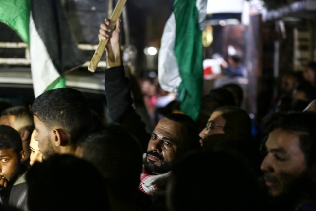 Gazze'de ateşkes kutlaması İsrail'de hükümet protestosu