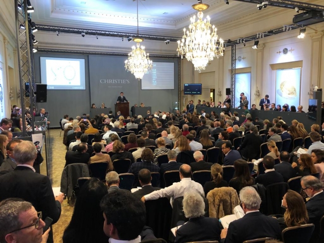 Pembe elmas yüzük rekor fiyata satıldı