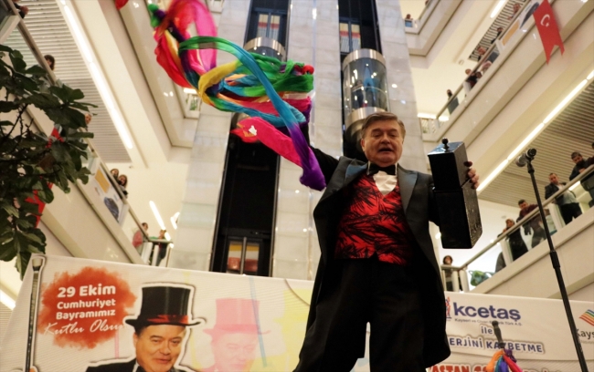 Ünlü illüzyonist 46 yıldır şapkasından tavşan çıkartıyor