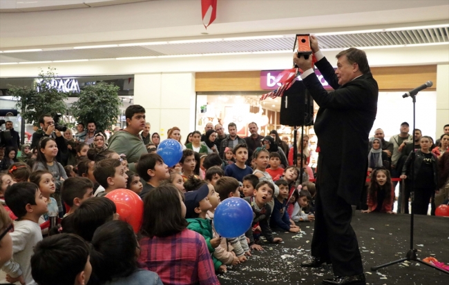 Ünlü illüzyonist 46 yıldır şapkasından tavşan çıkartıyor