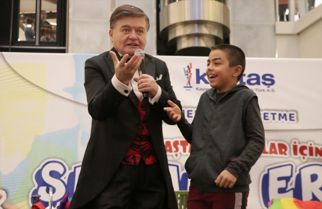 Ünlü illüzyonist 46 yıldır şapkasından tavşan çıkartıyor