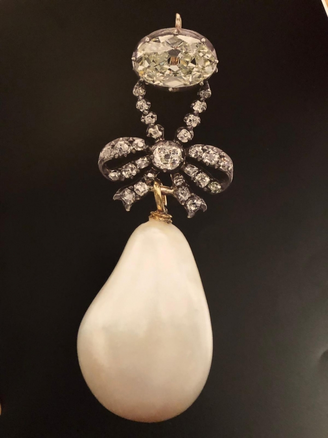 Marie Antoinette'in "inci ve elmas" kolyesi rekor fiyata el değiştirdi