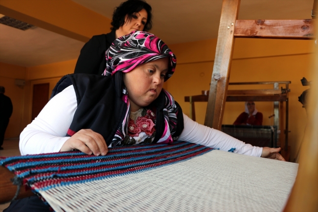 Down sendromlu Meral Özer Karacakılavuz dokumasına sahip çıkıyor