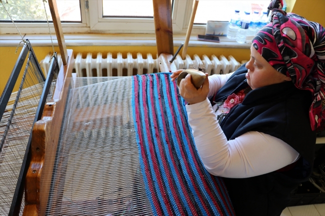 Down sendromlu Meral Özer Karacakılavuz dokumasına sahip çıkıyor