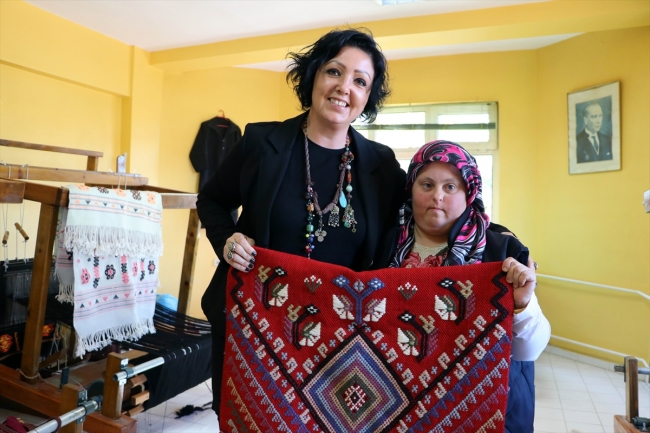 Down sendromlu Meral Özer Karacakılavuz dokumasına sahip çıkıyor