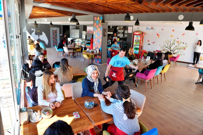 Down sendromlu garsonlar çalışmanın mutluluğunu yaşıyor