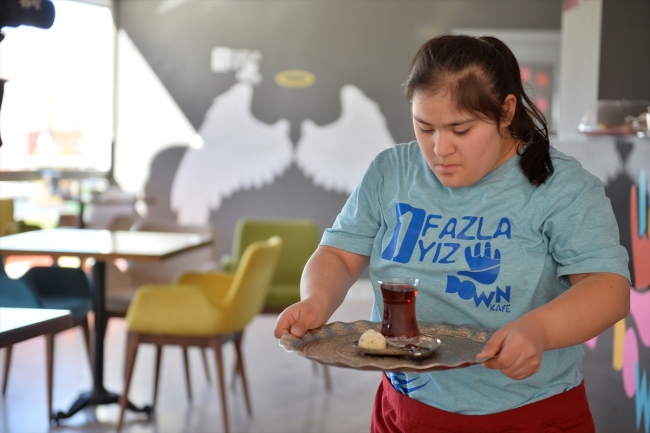 Down sendromlu garsonlar çalışmanın mutluluğunu yaşıyor