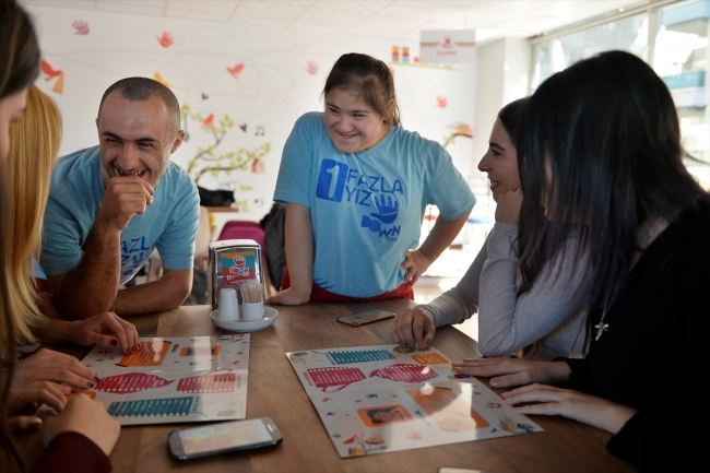 Down sendromlu garsonlar çalışmanın mutluluğunu yaşıyor