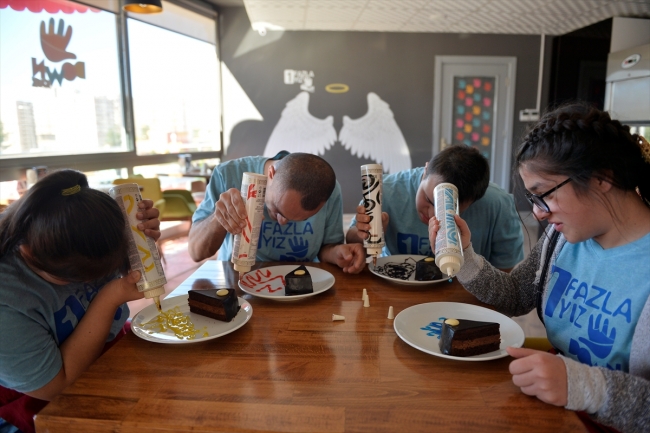 Down sendromlu garsonlar çalışmanın mutluluğunu yaşıyor