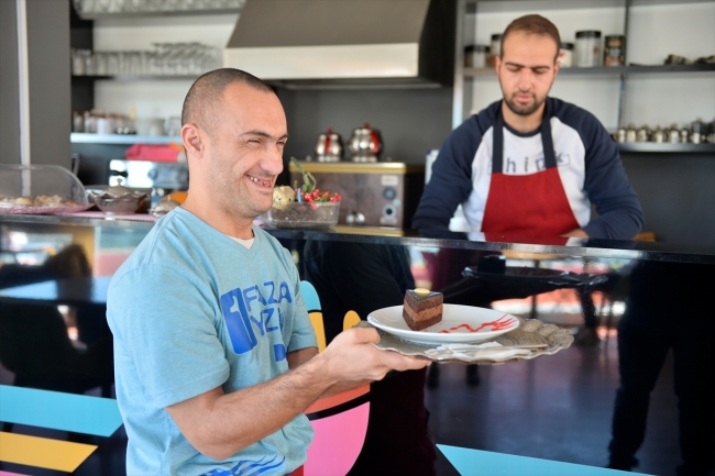 Down sendromlu garsonlar çalışmanın mutluluğunu yaşıyor