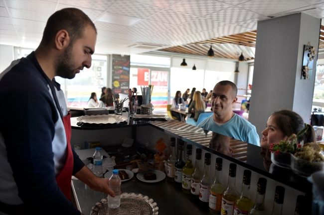 Down sendromlu garsonlar çalışmanın mutluluğunu yaşıyor