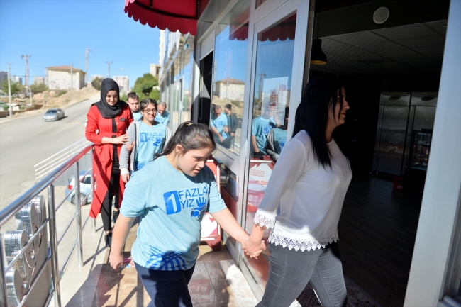 Down sendromlu garsonlar çalışmanın mutluluğunu yaşıyor