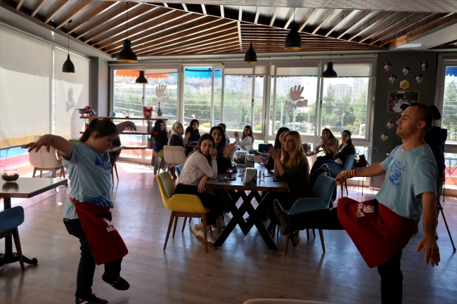 Down sendromlu garsonlar çalışmanın mutluluğunu yaşıyor