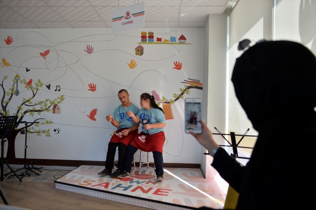 Down sendromlu garsonlar çalışmanın mutluluğunu yaşıyor