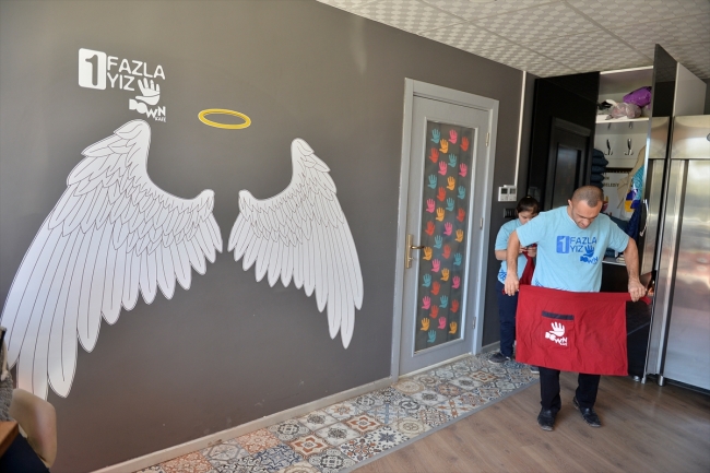 Down sendromlu garsonlar çalışmanın mutluluğunu yaşıyor